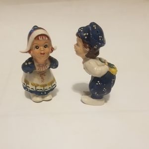 Pilgrim couple Salt shakers